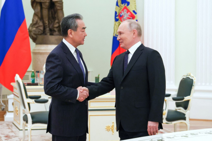 Presidente russo, Vladimir Putin, em reunião com o diretor do Gabinete da Comissão Central de Relações Exteriores da China, Wang Yi, no Kremlin, em Moscou