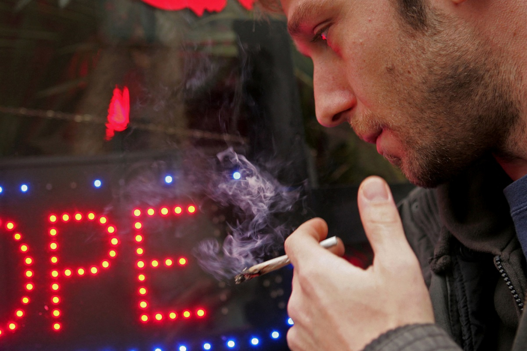Amsterdã proíbe consumo de maconha nas ruas do Distrito da Luz Vermelha
