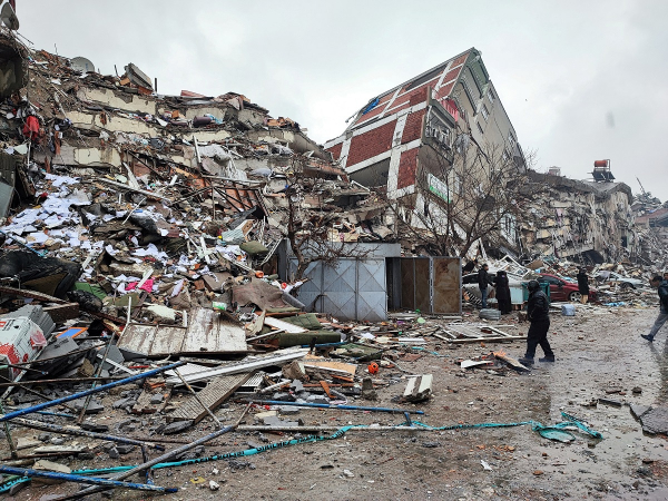 Mais de 2 mil pessoas morreram por causa de um terremoto que atingiu Turquia e Síria