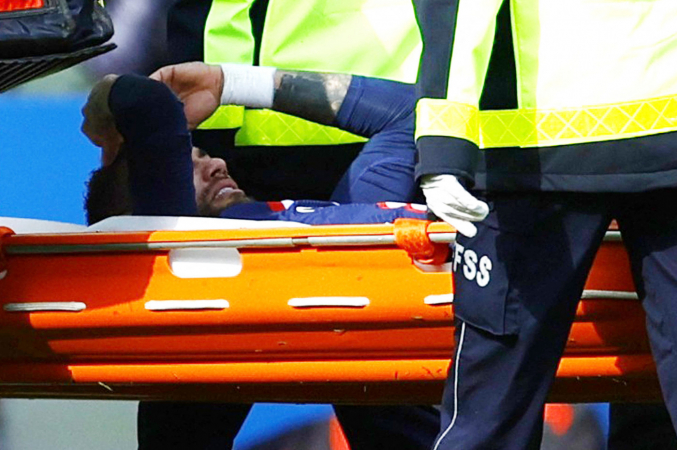 Neymar sente dores no tornozelo e deixa a partida entre PSG e Lille de maca