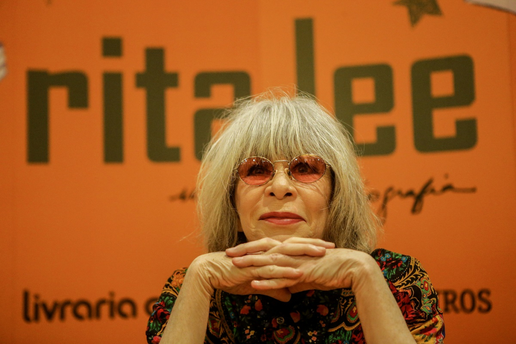 Marido de Rita Lee atualiza quadro de sa&uacute;de da cantora: 'Est&aacute; bem e se  fortalecendo' | Jovem Pan