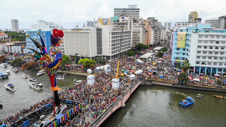 Imagens aéreas do galo gigante na Ponte Duarte Coelho, no centro do Recife, durante a chegada dos foliões, no início da manhã do sábado de Zé Pereira, em 2020, último ano com Carnaval no Estado de Pernambuco