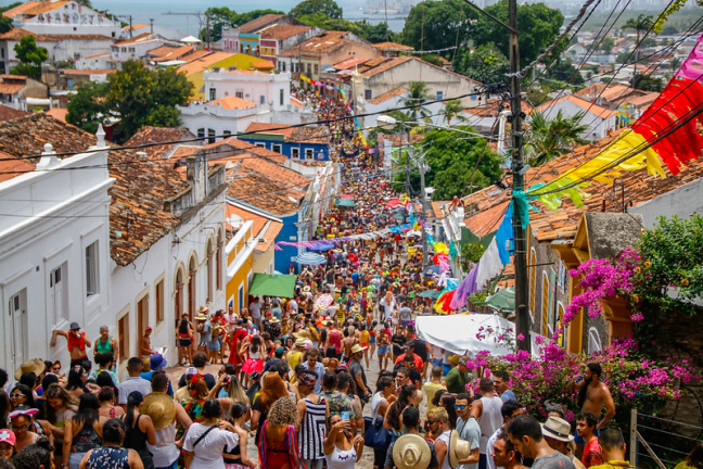 Uma das famosas ladeiras de Olinda lotada de foliões durante o último Carnaval antes da pandemia da Covid-19