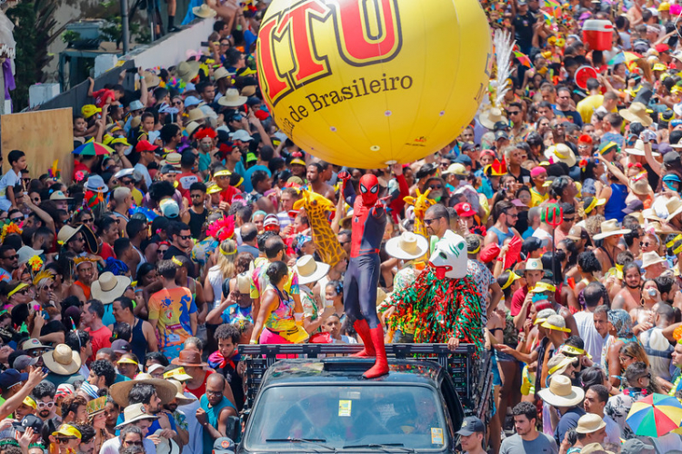 Fantasia tradicional do homem-aranha no domingo de Carnaval, em Olinda