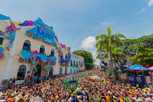 Sede da prefeitura de Olinda decorada no Carnaval de 2020 diante de multidão