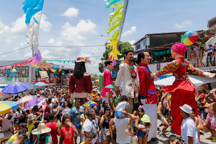 Bonecos Gigantes de Olinda dançam no meio da multidão do Carnaval