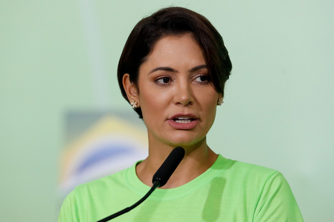 Michelle Bolsonaro de cabelo curto e camiseta verde