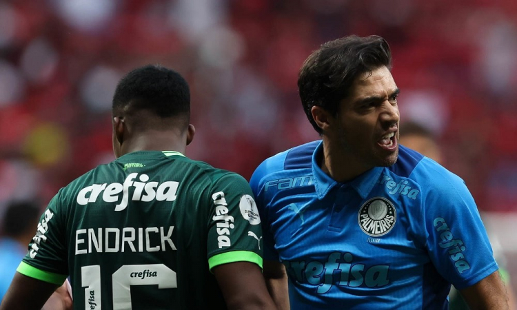 O técnico Abel Ferreira e o jogador Endrick (E), da SE Palmeiras, comemoram a conquista da Supercopa do Brasil