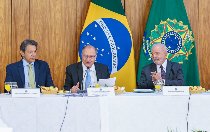 Da esquerda para a direita, sentados, Fernando Haddam Geraldo Alckmin e Lula