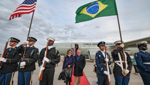 Presidente Lula e a primeira-dama Janja chegando em Washington pela base aérea de Andrews