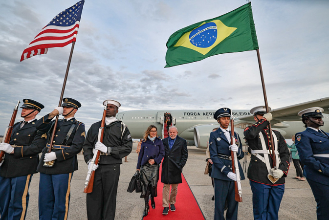 Presidente Lula e a primeira-dama Janja chegando em Washington pela base aérea de Andrews