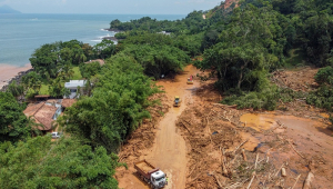 Trabalho de desobstrução da rodovia Rio-Santos na altura da Barra do Sahy