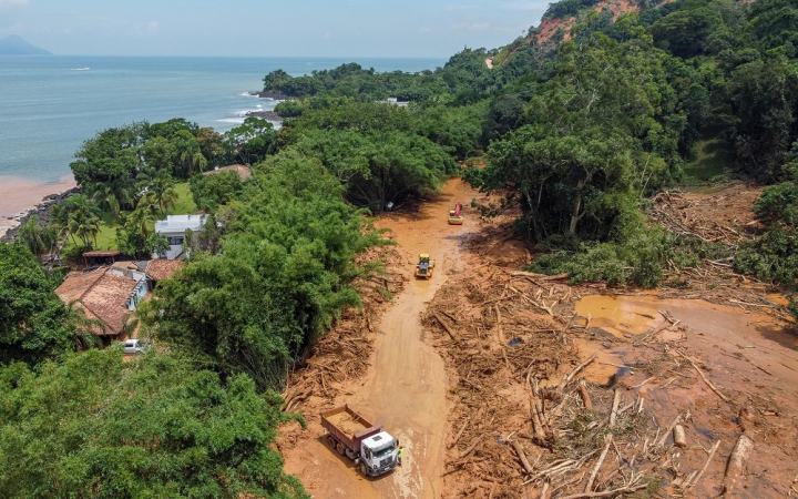 Trabalho de desobstrução da rodovia Rio-Santos na altura da Barra do Sahy
