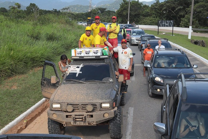 Várias frentes de trabalha atuam em apoio aos moradores da Vila Sahy, bairro mais atingido pelas fortes chuvas do último domingo, em São Sebastião