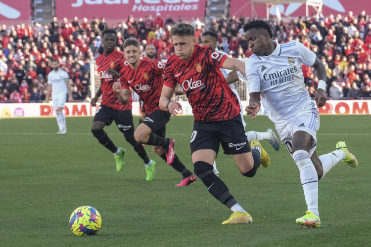 Vinícius Júnior corre com a bola acompanhado por três jogadores do Mallorca