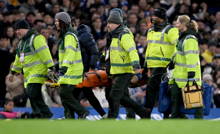 azpilicueta sai de ambulância de jogo do chelsea