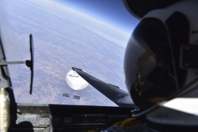 Foto cedida pelo Departamento de Defesa dos EUA mostra um piloto da Força Aérea olhando para o suposto balão espião chinês