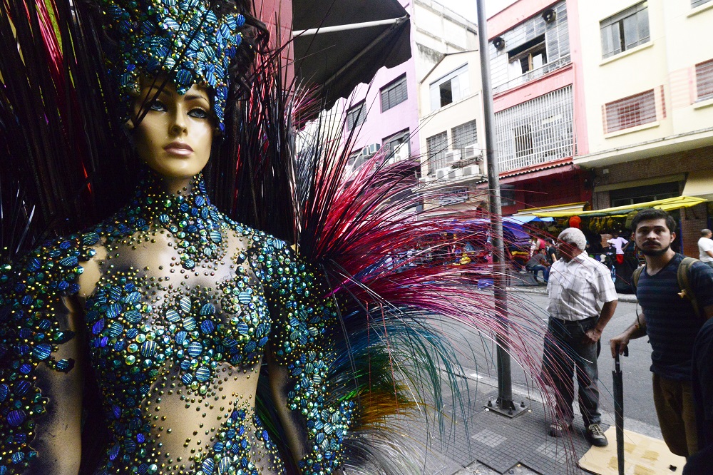 Lojas de artigos carnavalescos no alvo dos consumidores no entorno da Rua 25 de Março