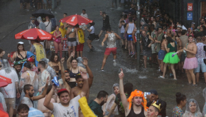 Desfile do Monhoqueens prejudicado pela chuva