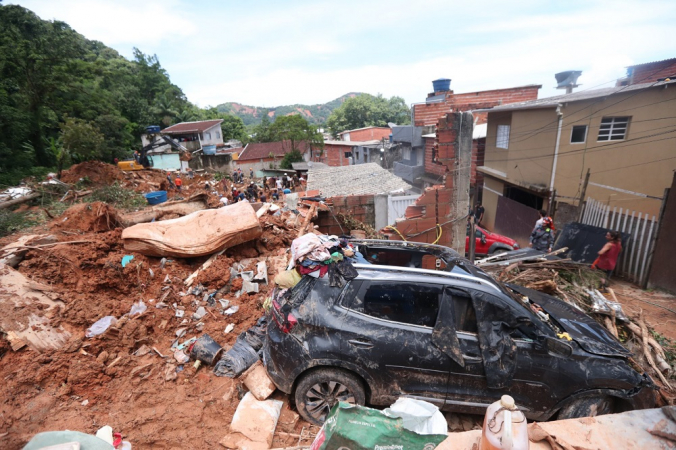 Vista da destruição provocada por deslizamento de terra na Barra do Sahy, em São Sebastião, litoral norte paulista