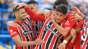 Alan Franco jogador do São Paulo comemora seu gol com jogadores do seu time
