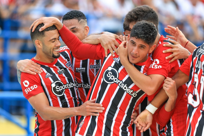 Alan Franco jogador do São Paulo comemora seu gol com jogadores do seu time