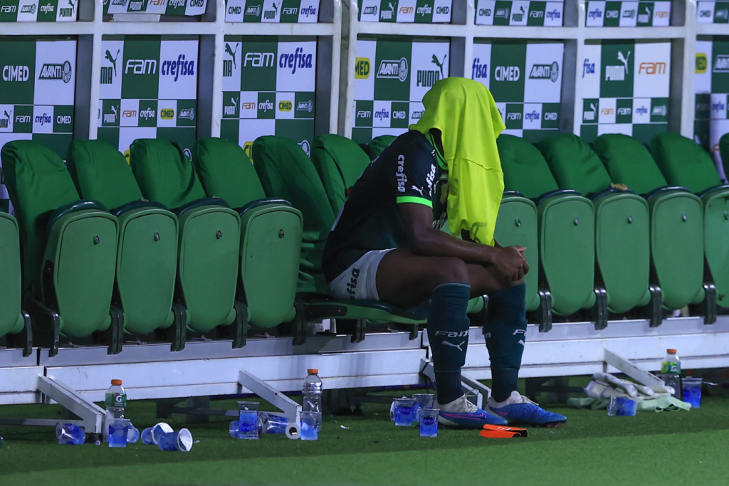 Abel Ferreira diz que Endrick chorou após ser substituído em jogo do Palmeiras: ‘Precisa de um abraço’