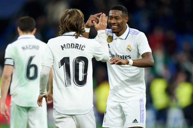 Alaba cumprimentando Modric em jogo do Real Madrid