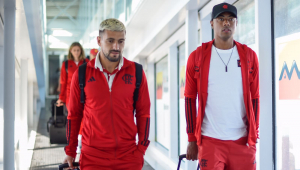 Arrascaeta e Bruno Henrique no desembarque do Flamengo no Marrocos