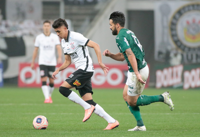 Cantillo tenta se livrar de Luan em Corinthians x Palmeiras