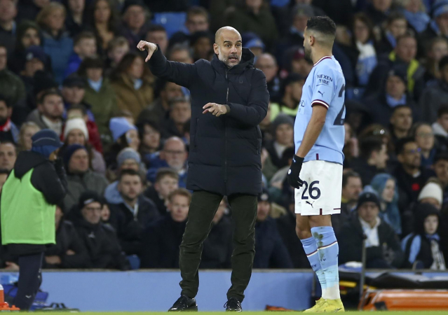 Guardiola orienta Mahrez durante jogo do Manchester City