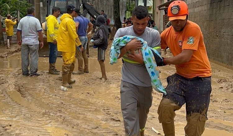Ao menos 36 pessoas morreram em decorrência das chuvas que atingiram o litoral norte de São Paulo