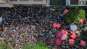 Foliões se divertem no bloco Charanga do França, que desfila pelas ruas do bairro de Santa Cecília, na região central de São Paulo, na manhã desta segunda-feira de Carnaval, 20