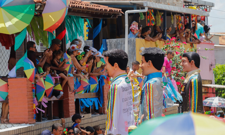 Bonecos Gigantes se aproximando da sacada de uma casa de Olinda