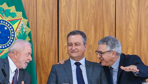 Presidente da República, Luiz Inácio Lula da Silva, e os ministros Alexandre Padilha e Rui Costa durante café da manhã de trabalho com o Conselho Político da Coalizão