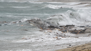 Restos de um navio são vistos ao longo da praia onde corpos de suspeitos de serem refugiados foram encontrados após um naufrágio, em Cutro, costa leste da região da Calábria, Itália, neste domingo