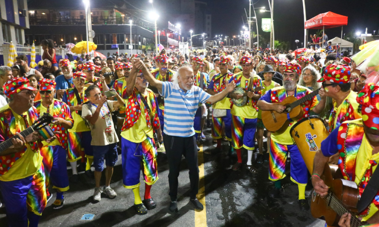 Bloco Paroano Sai Milhó, último a desfilar da Barra à Ondina, em Salvador, pela Avenida Oceânica, neste final de semana