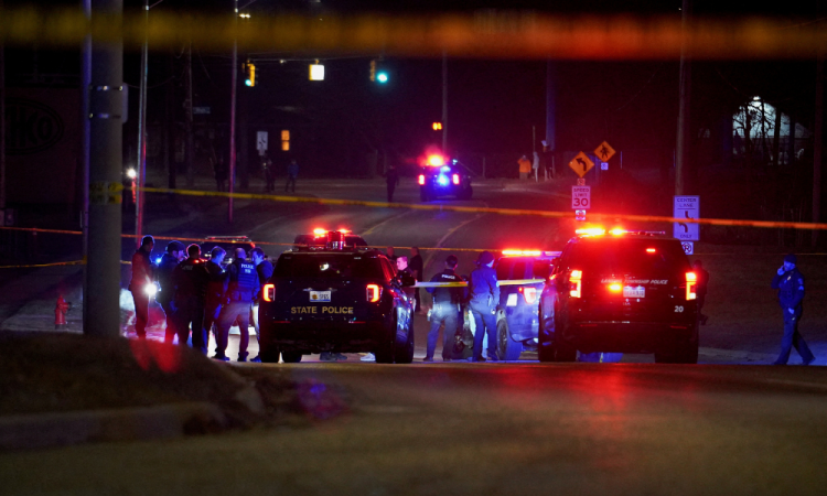 Policiais cercam o lugar onde o suspeito foi localizado após ter aberto fogo na Universidade Estadual de Michigan. em East Lansing, Michigan, Estados Unidos