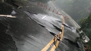O asfalto da Rodovia Mogi-Bertioga cedeu após o rompimento de uma tubulação