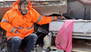Pai segura a mão de filha morta entre os escombros na Turquia