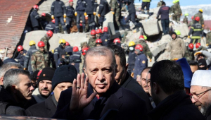 erdogan visitando áreas atingidas pelo terremoto