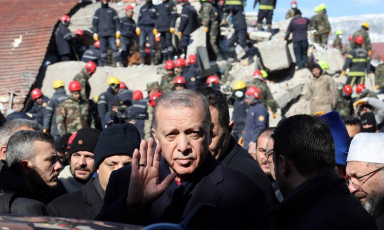 erdogan visitando áreas atingidas pelo terremoto