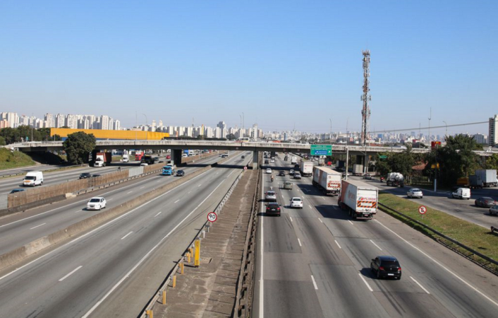 Trânsito de veículos na Rodovia Presidente Dutra.