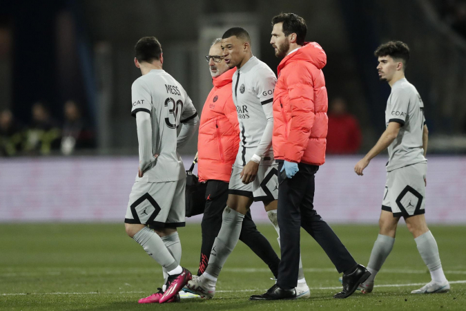 Mbappé deixa o gramado sentido dores na vitória do PSG sobre o Montpellier