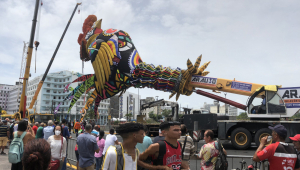 Galo gigante é montado no centro do Recife para início do Carnaval na cidade