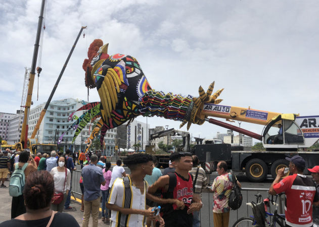 Galo gigante é montado no centro do Recife para início do Carnaval na cidade
