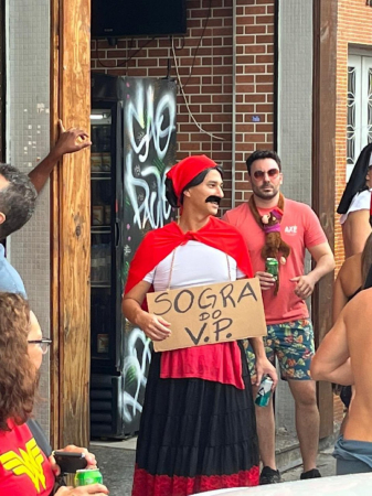 homem fantasiado de sogra do vp no carnaval