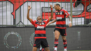 JOgador do Flamengo ajoelha para comemroar gol