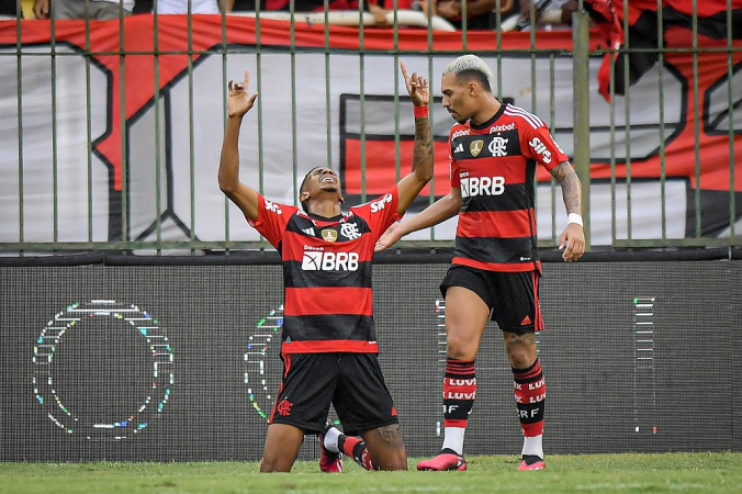 JOgador do Flamengo ajoelha para comemroar gol