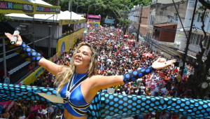 Carla Perez no bloco do 'Algodão Doce', em Salvador, na Bahia